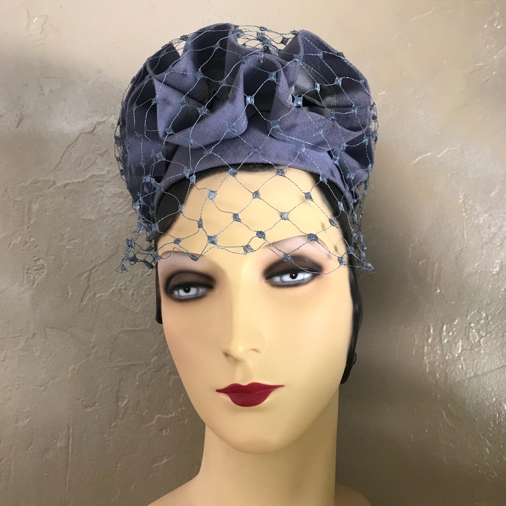 SOPHISTICATED 1930s' LIGHT BLUE FELT HAT WITH GATHERED STRIPS & MATCHING VEIL